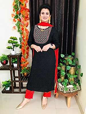 Noor Black Embroidered Festive Kurta